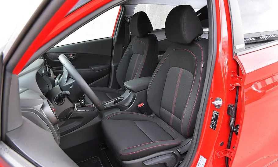 Hyundai Kona (2021) Die vorderen Sitze des Hyundai Kona (2021).