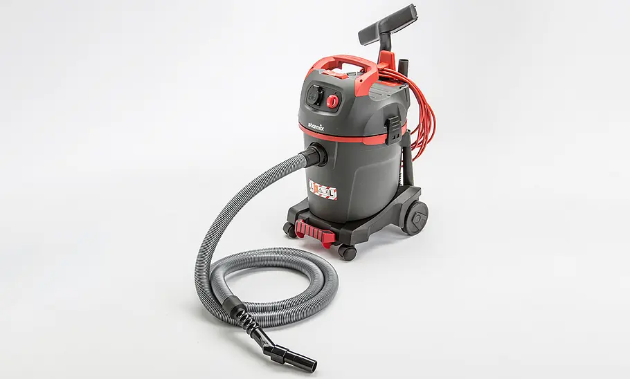 Starmix Elektrowerkzeug-Sauger uClean ADL-1432 EHP im Test Starmix Elektrowerkzeug-Sauger uClean ADL-1432 EHP, fotografiert im Studio von schräg vorn.