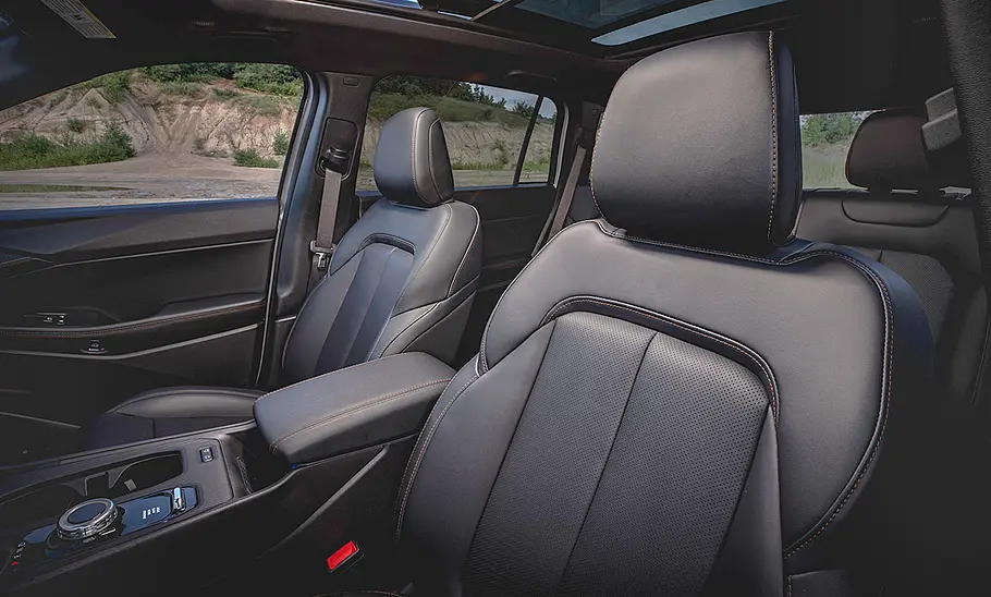 Die vorderen Sitze des Jeep Cherokee.