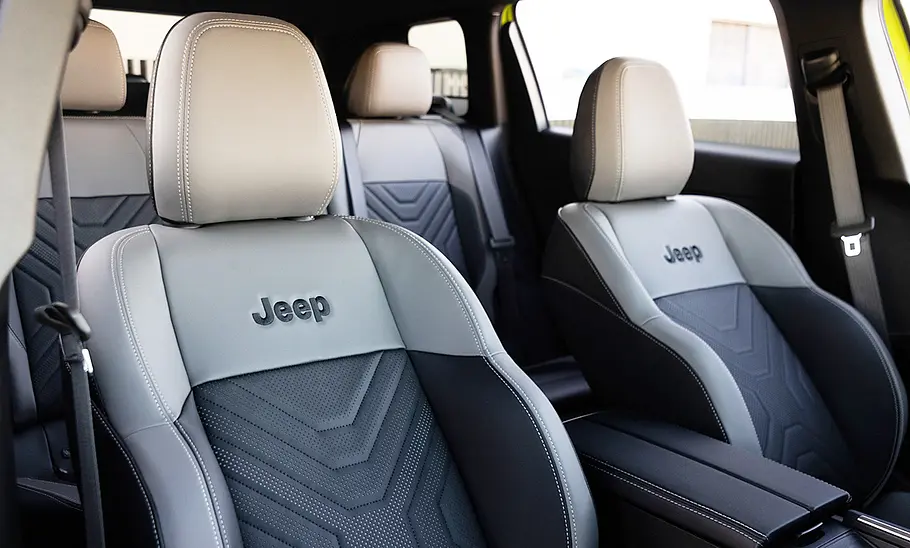 Die vorderen Sitzlehnen des Jeep Compass.