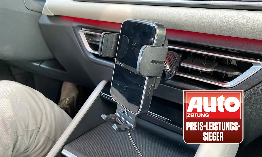 Joyroom Wireless Car Charger Holder Joyroom Wireless Car Charger Holder montiert von schräg vorne fotografiert.