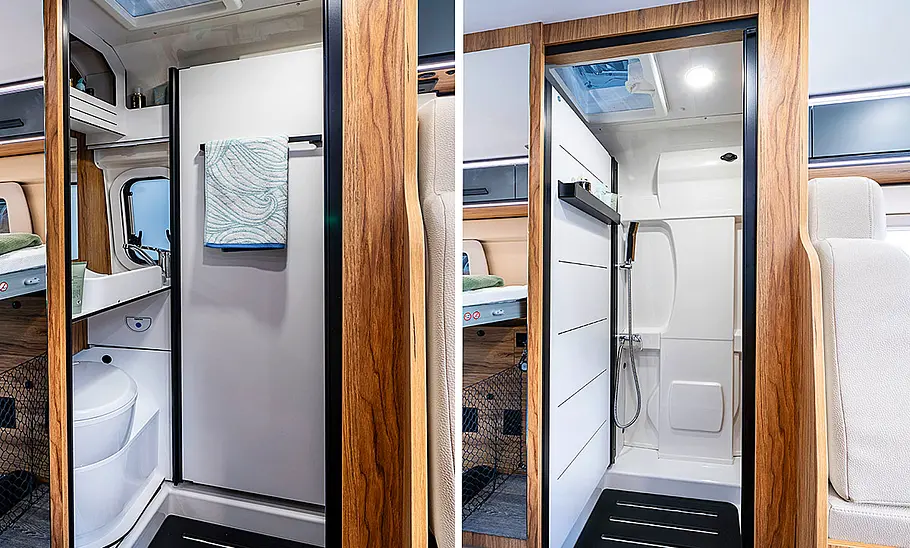 Karmann Dexter 635 (2025) Das Bild zeigt das Schwenkbad des Karmann Dexter 635 (2025). Auf der linken Seite ist der Umbau zum Waschraum mit Klappwaschbecken und Toilette zu sehen. Auf der rechten Seite der Umbau zur Duschkabine.