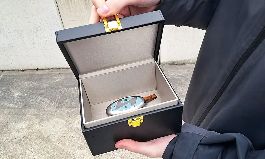 Keyless-Go-Schlüsselschützer im Test Der Schlüsselschützer Safolk Keyless Go in der Aufbewahrungsbox.
