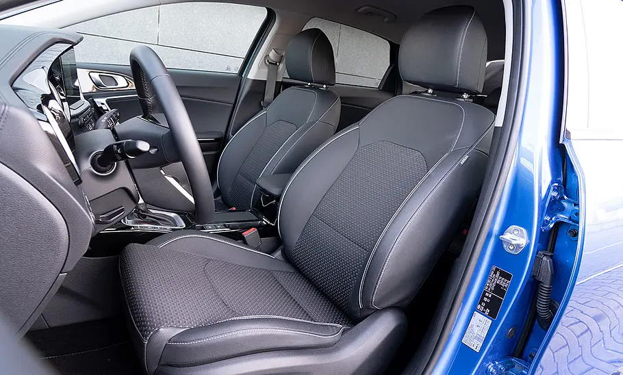 Die vorderen Sitze des Kia Ceed (2018).