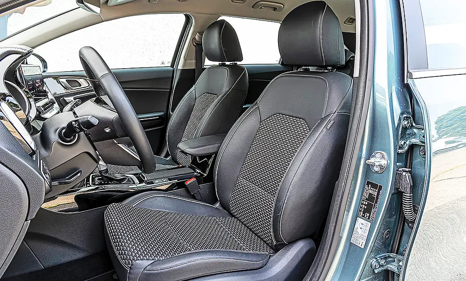 Blick auf die Vordersitze im Innenraum des Kia Ceed Sportswagon.