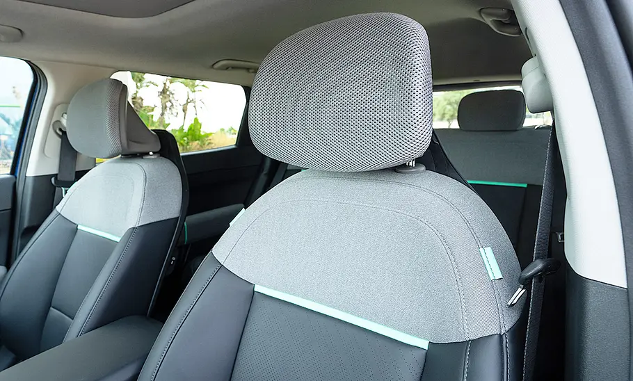 Kia EV4 (2025) Die Rückenlehnen und Kopfstützen der vorderen Sitze des Kia EV4 (2025).