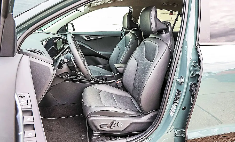 Kia Niro Blick auf die Vordersitze des Kia Niro.