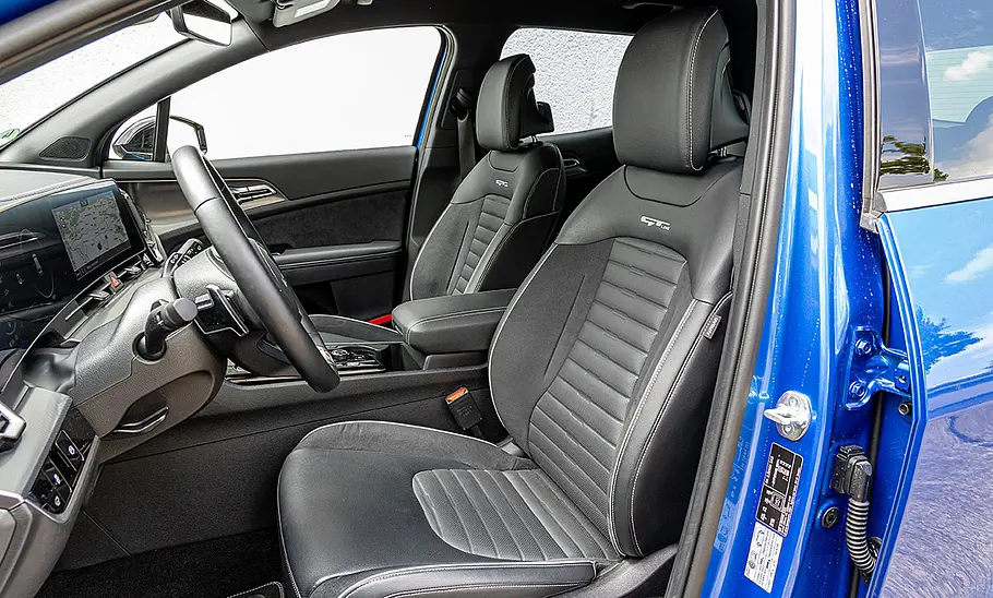 Kia Sportage (2021) Die vorderen Sitze des Kia Sportage (2021).