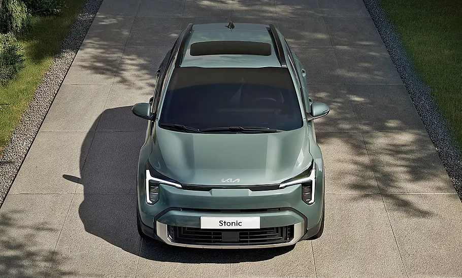 Kia Stonic Facelift (2026) Kia Stonic Facelift (2026) steht auf einem Betonplatz, Ansicht von vorne oben.