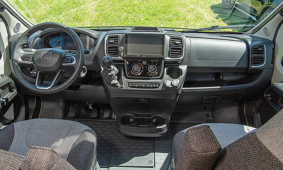 Die Innenaufnahme zeigt das Cockpit des Knaus Boxtime 540 (2025).