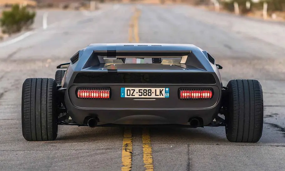 Lamborghini Espada von Danton Arts Kustoms auf einer Straße, fotografiert von hinten.