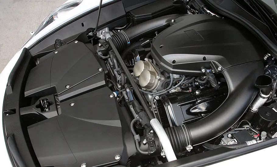 Lexus LFA (2012) Blick in den Motorraum des Lexus LFA (2012).