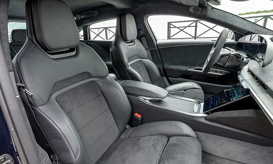 Lucid Air Sapphire (2025) Die vorderen Sitze des Lucid Air Sapphire (2025).