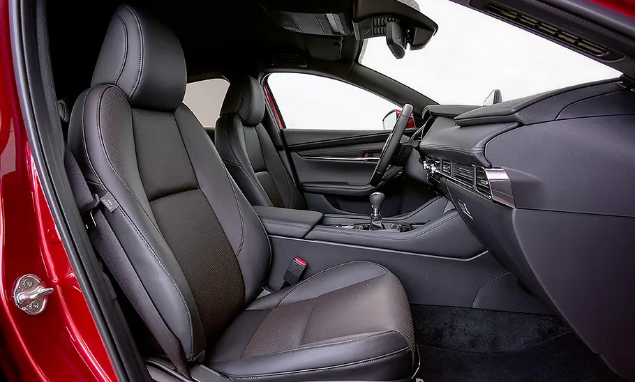 Mazda3 (2019) Die vorderen Sitze des Mazda3 (2019), durch die Beifahrertür fotografiert