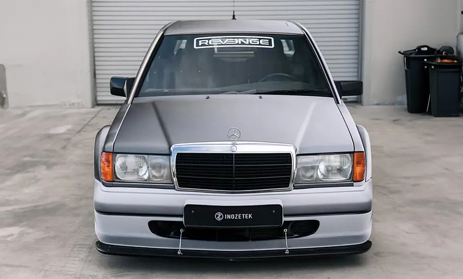 Der Mercedes 190 Evo II von Inozetek steht in einem Hof, von vorne fotografiert.