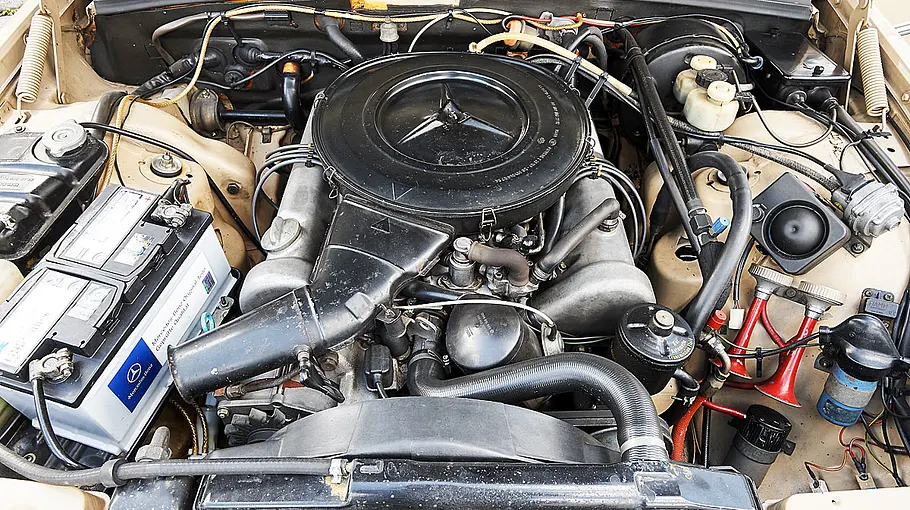 Der Motor des Mercedes 350 SE