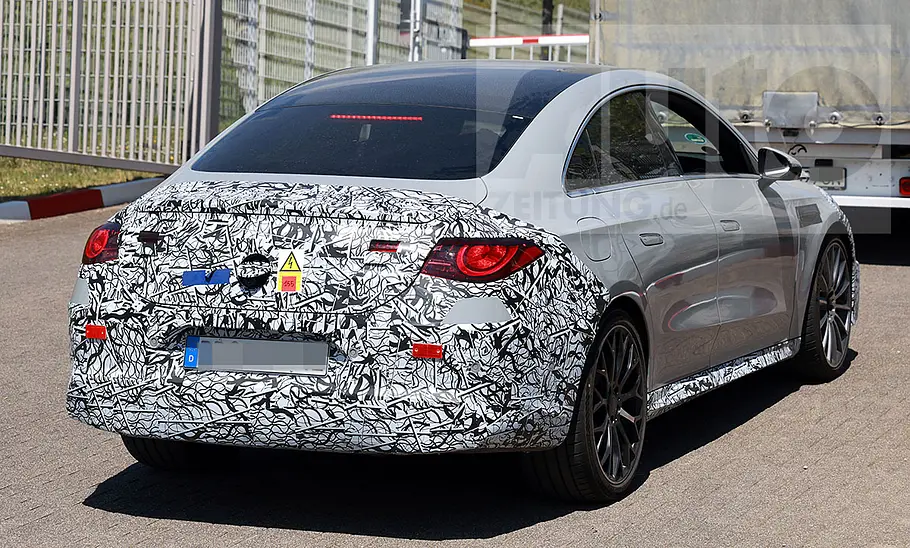 Der Mercedes-AMG CLA EQ (2026) biegt als Erlkönig in eine Einfahrt ein, von hinten fotografiert.