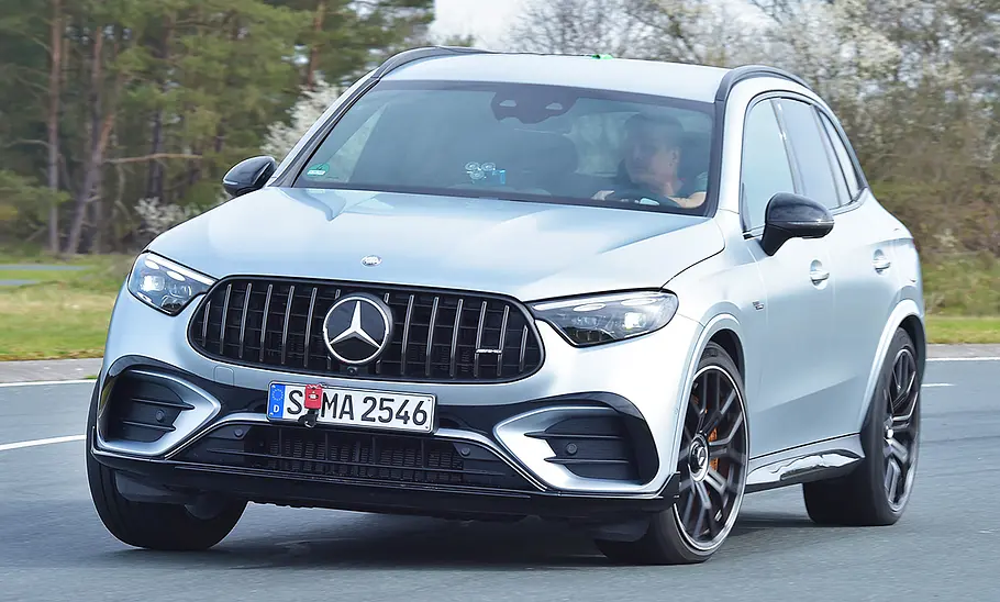 Mercedes-AMG GLC 63 S E Performance; eine Kurve fahrend von vorne rechts