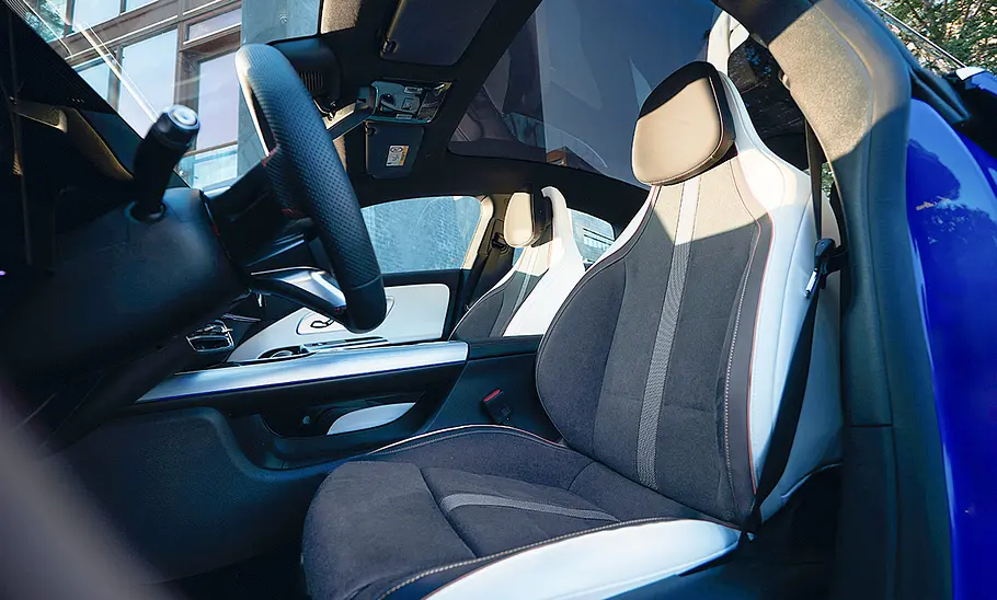 Die vorderen Sitze des Mercedes CLA EQ (2025).