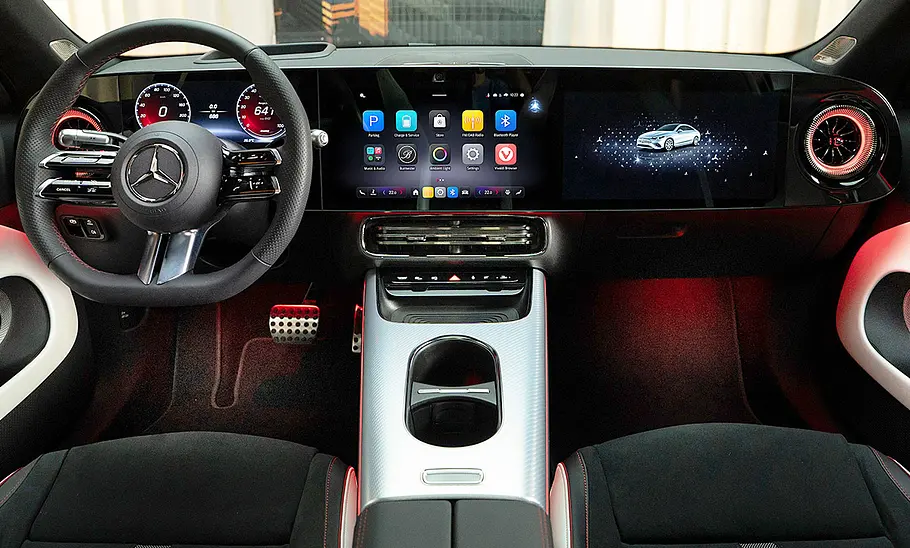 Das Armaturenbrett des Mercedes CLA EQ (2025).