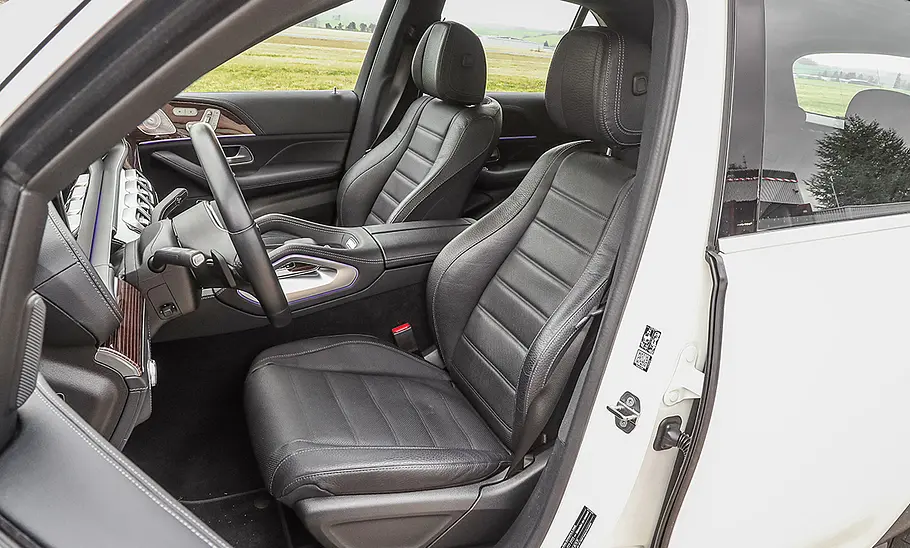 Mercedes GLE (2018) Die vorderen Sitze des Mercedes GLE (2018) durch die geöffnete Fahrertür fotografiert.