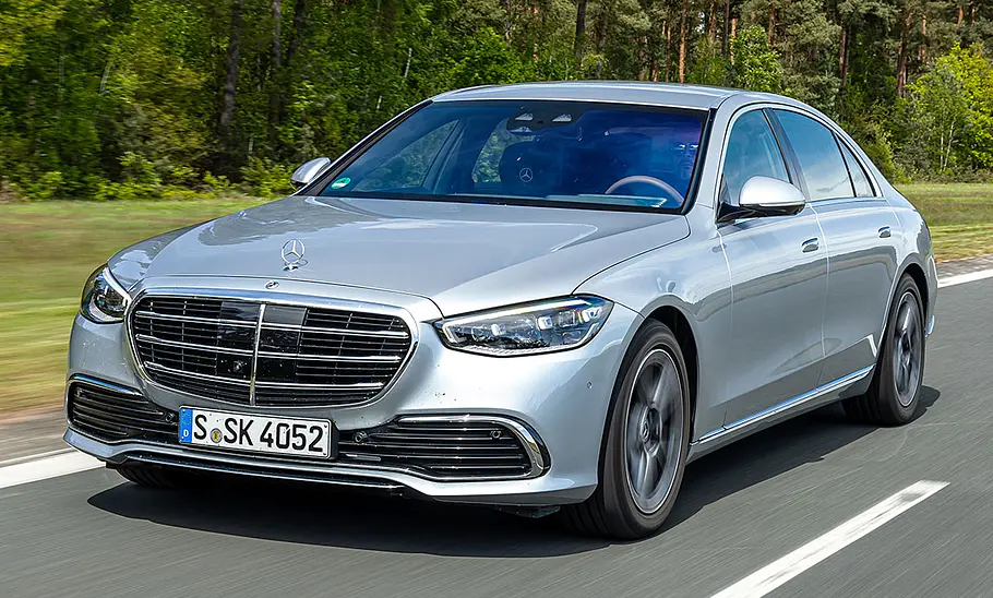 Mercedes S-Klasse lang; fahrend von vorne rechts