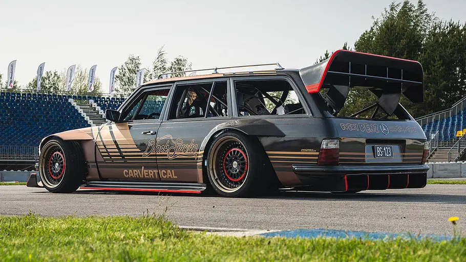 Der Mercedes S123 Black Smoke Performance stehend von schräg hinten