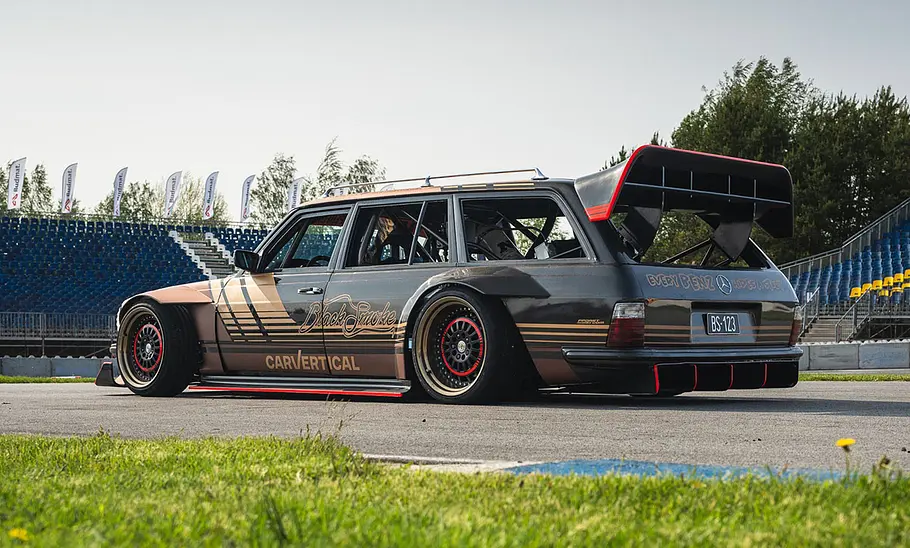 Getunter Mercedes S123, fotografiert von schräg hinten.
