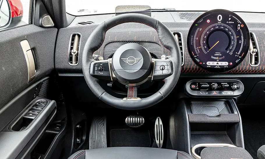 Mini John Cooper Works Countryman All4 Das Cockpit des Mini John Cooper Works Countryman All4.