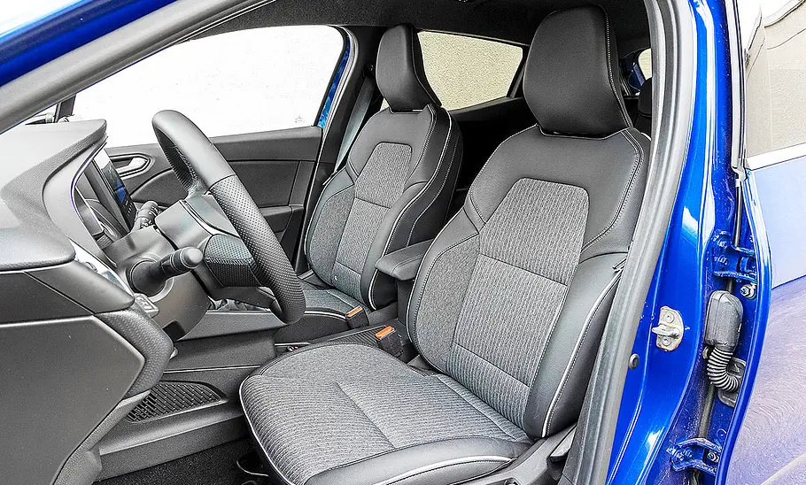 Blick auf die Vordersitze im Innenraum des Mitsubishi Colt.