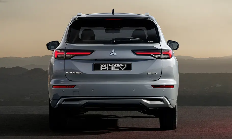 Der Mitsubishi Outlander (2025) stehend von hinten.