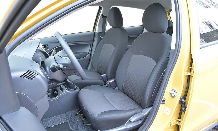 Die vorderen Sitze des Mitsubishi Space Star (2020).
