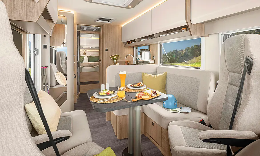 Der Wohnraum des Morelo Home (2025) mit Blick aus dem Cockpit nach schräg hinten links.