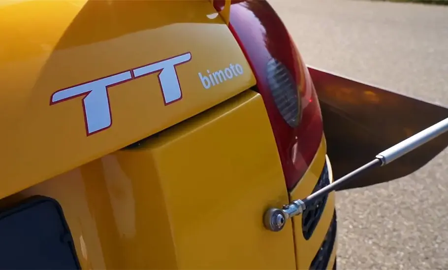Heckleuchten und Flaps des MTM Audi TT bimoto, fotografiert von der Seite.