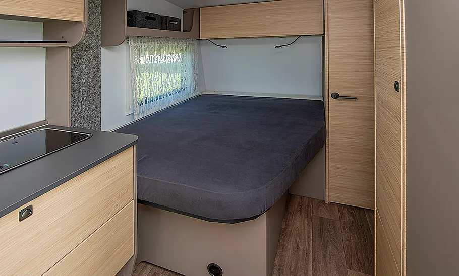 Die Innenaufnahme zeigt das Doppelbett des Next 380 (2025).