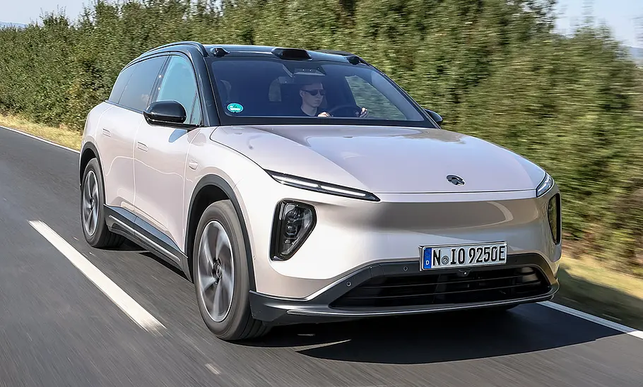Nio EL6 Long Range Nio EL6 auf einer Landstraße fahrend, Ansicht von vorne rechts.