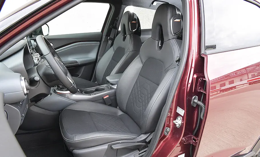 Die vorderen Sitze des Nissan Juke (2019).