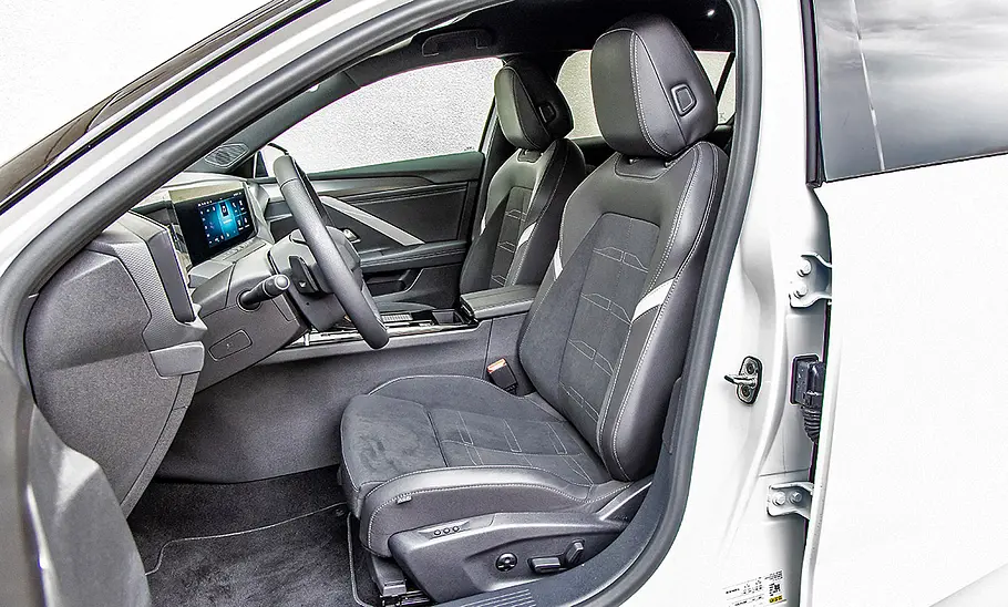 Blick auf die Vordersitze im Innenraum des Opel Astra Sports Tourer.