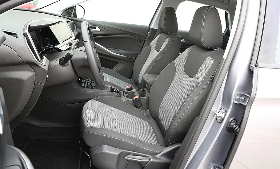 Opel Grandland (2021) Die vorderen Sitze des Opel Grandland (2021), durch die Fahrertür fotografiert