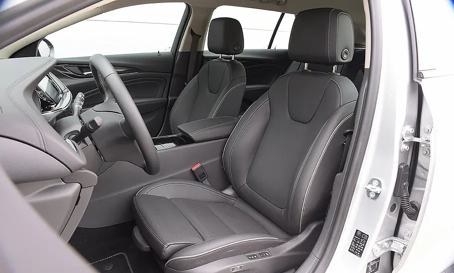 Die vorderen Sitze des Opel Insignia Sports Tourer (2017).