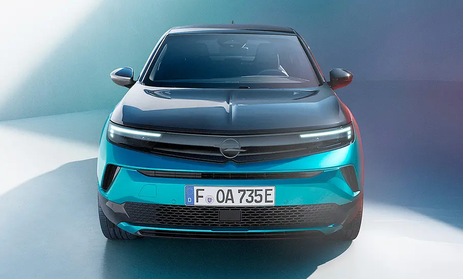 Der Opel Mokka Facelift (2025) von vorne in einer Studioumgebung fotografiert.