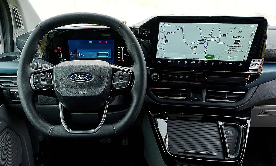 Das Bild zeigt das Cockpit des Panama P10H (2025).
