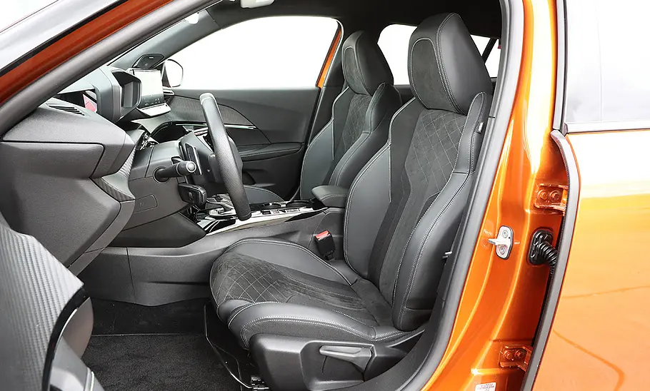 Peugeot 2008 (2019) Die vorderen Sitze des Peugeot 2008 (2019).