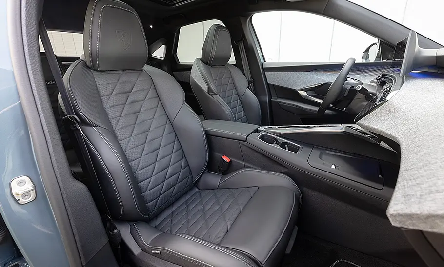 Peugeot E-3008; vordere Sitze