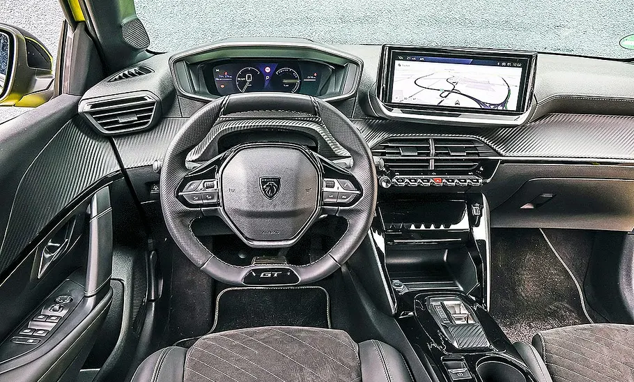 Blick auf die Armaturen im Innenraum des Peugeot E-208.