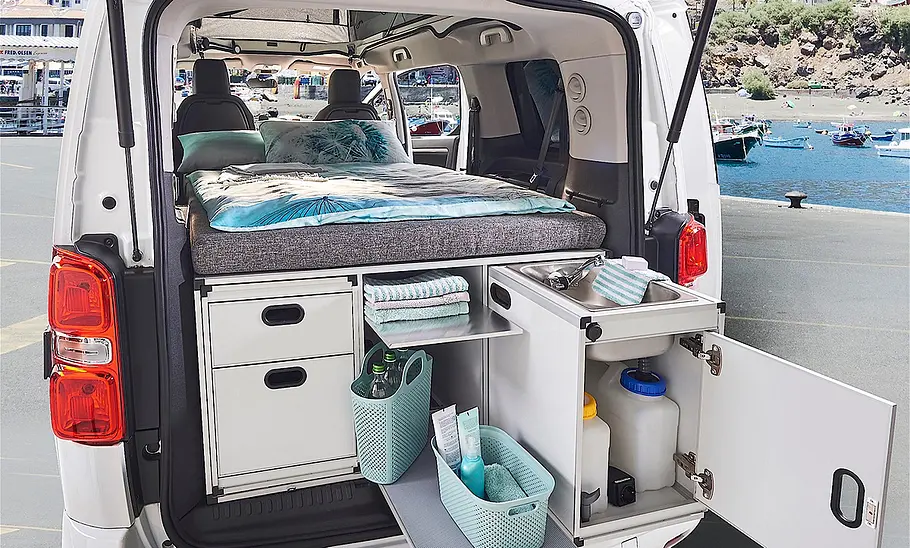 Das Bild zeigt die Campingbox Kitchen & Sleep des Pössl Vanster im Detail. Der Küchenauszug ist geöffnet.