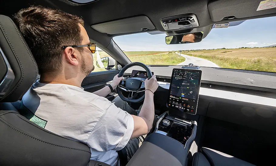 Polestar 3 (2024); dynamisch, Cockpit, mit Redakteur Sven Kötter