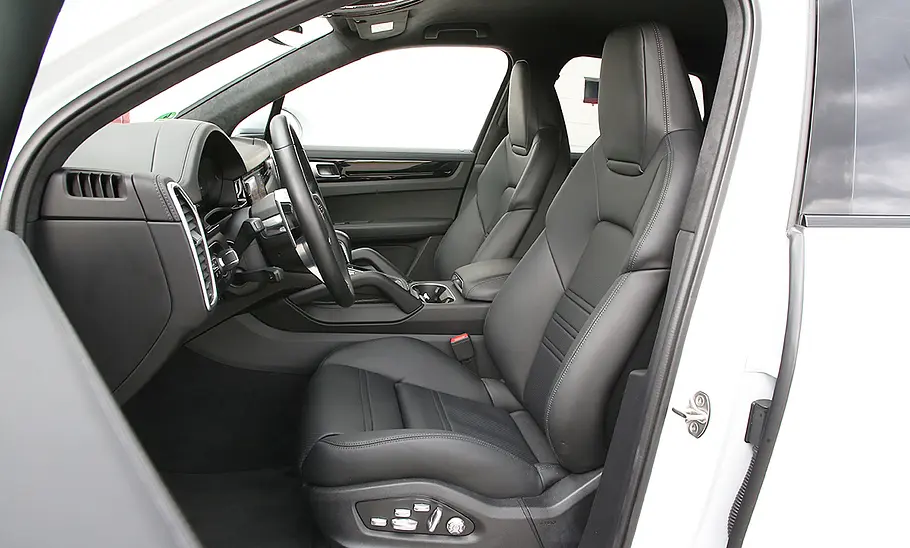 Die vorderen Sitze des Porsche Cayenne (2017), durch die Fahrertür fotografiert.
