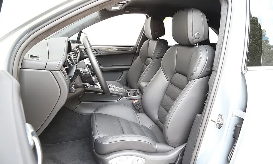 Vordere Sitze des Porsche Macan (2018), durch die Fahrertür fotografiert.
