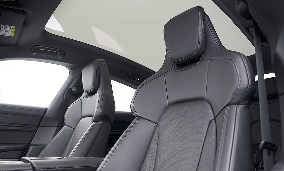 Die vorderen Sitze des Porsche Taycan 4 Facelift (2025).